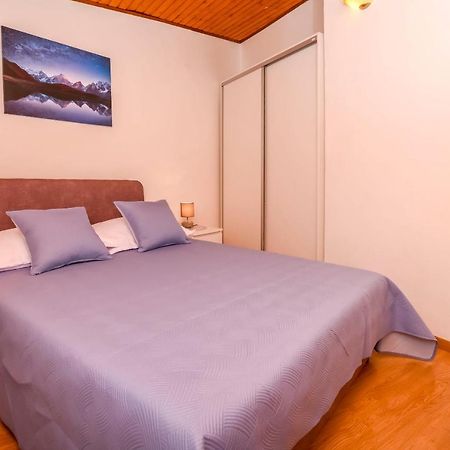 Apartment Mira Примоштен Екстер'єр фото