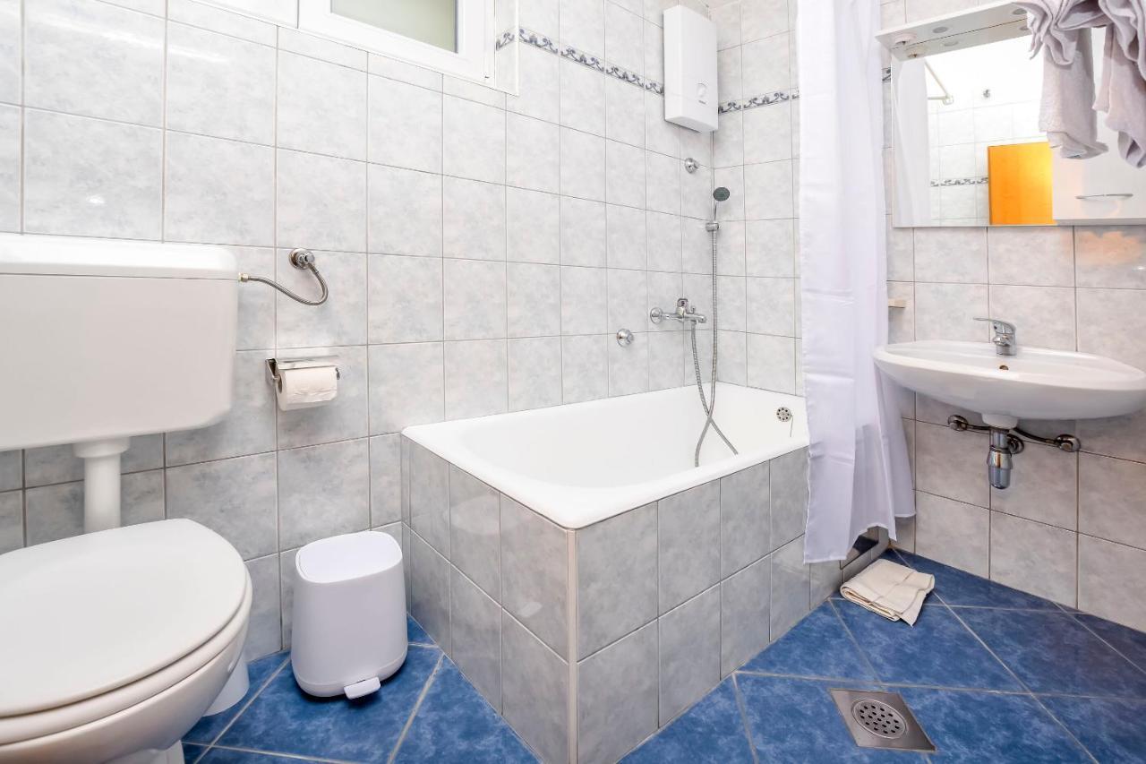 Apartment Mira Примоштен Екстер'єр фото